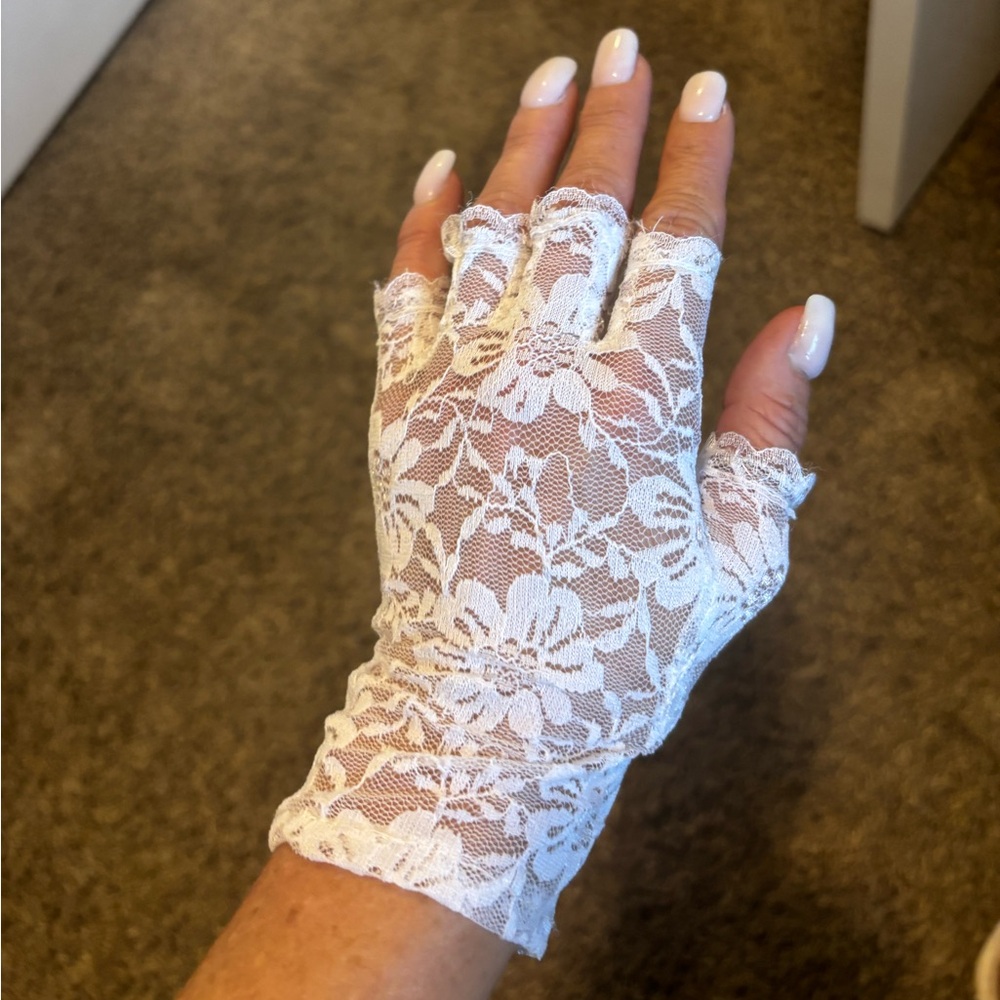 White Lace Fingerless Gloves
